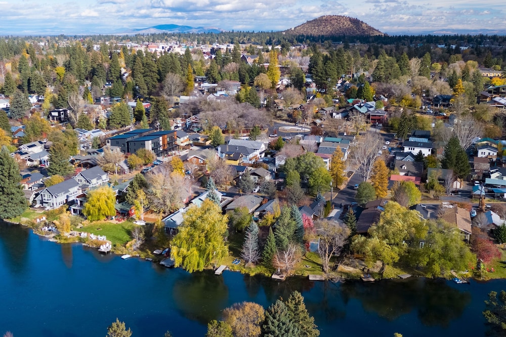 Riverfront Bend by Avantstay Private Dock Kayaks Large Yard w Views Hot Tub