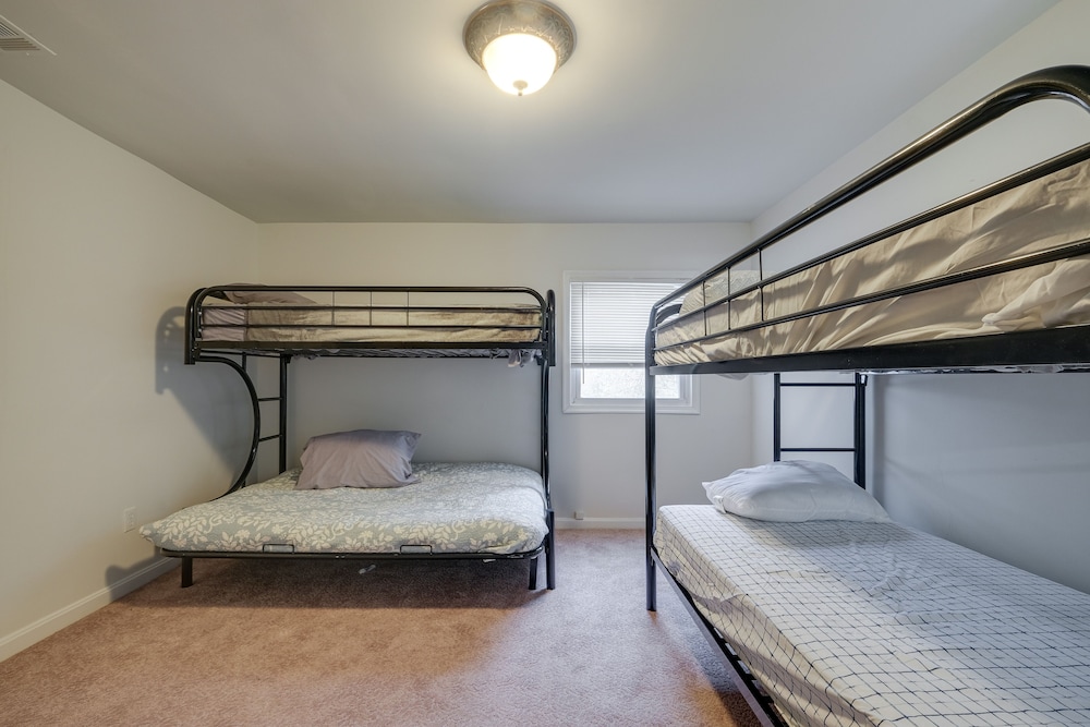 Spacious Triangle Townhome - Near Hiking & Golf! view 5