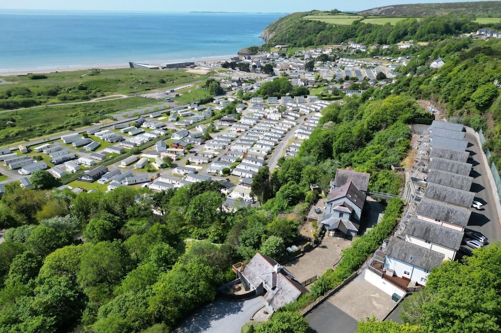 Manor View - 1 Bedroom Apartment - Pendine view 3