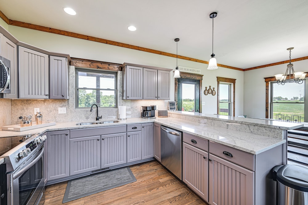 Scenic Getaway w/ Deck: 7 Mi to Mammoth Cave Park!