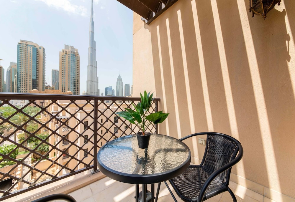 Luxury Living Next to Dubai Mall Burj Khalifa