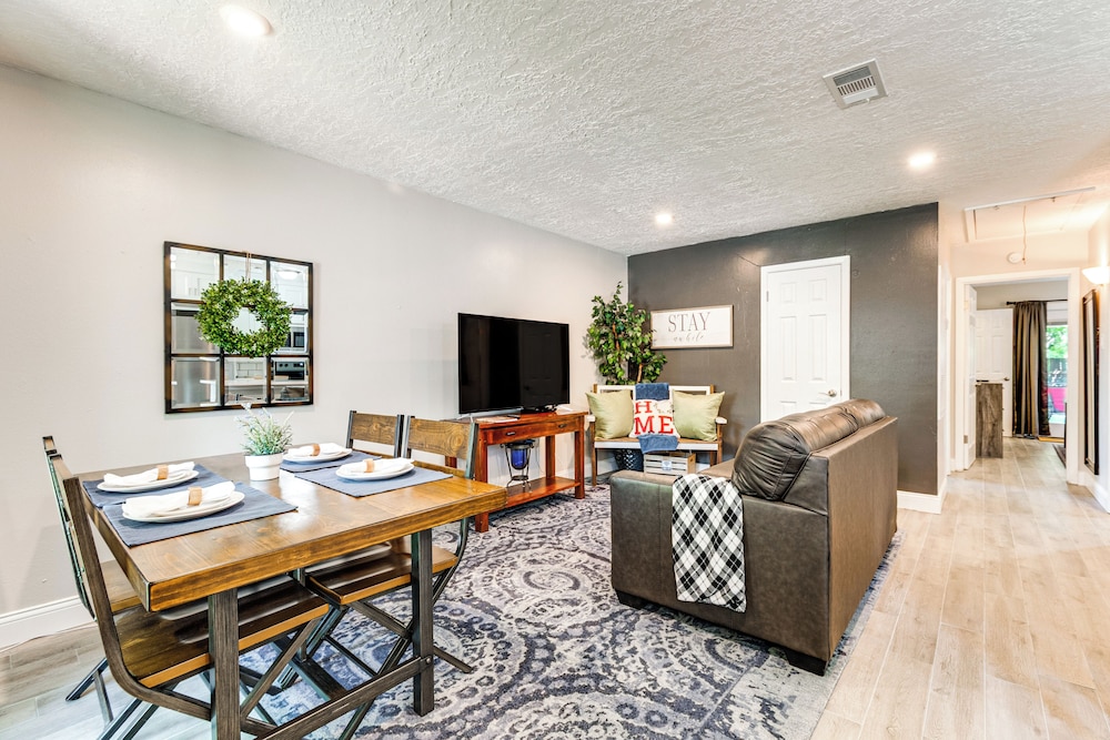 2 Mi to Texas A&m: Pet-friendly Duplex w/ Yard!