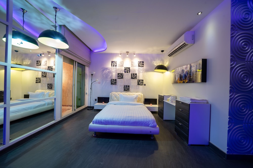 Luxury Three bedroom Apt Al Yasmin