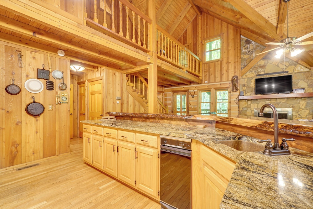 2 Mi to Gsmnp: Peaceful & Scenic Cabin w/ Deck