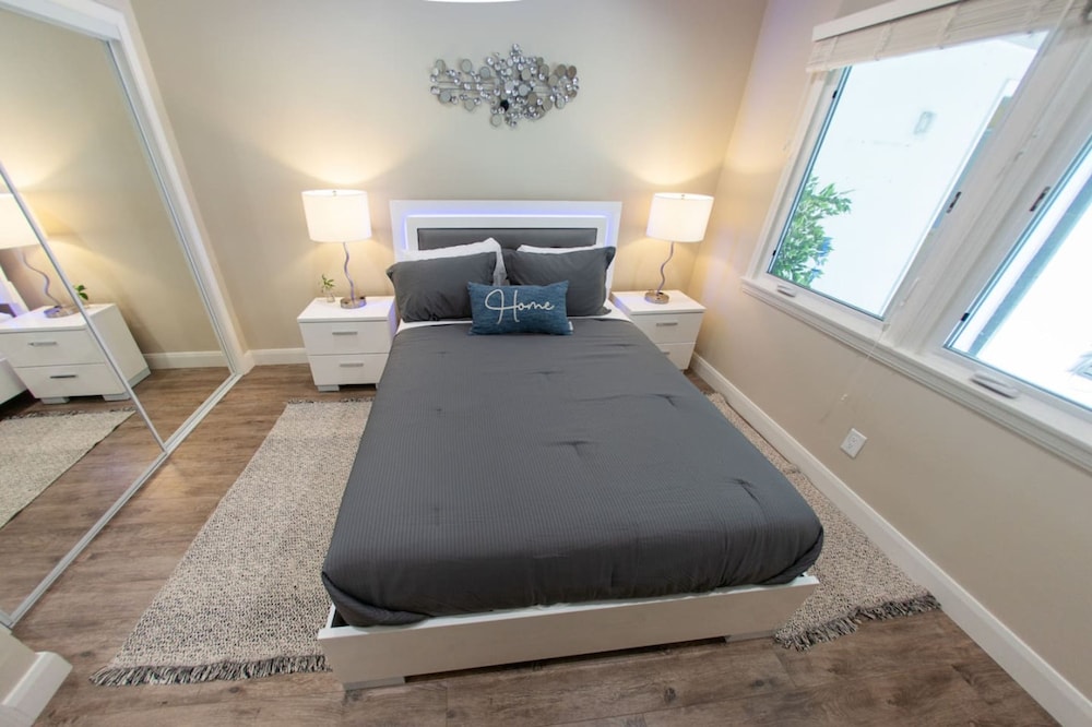 Remodeled 3BR House w Hot Tub Fenced Yard p58