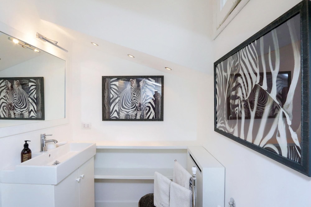 La Camelia an Elegant and Extravagant 2 Bedroom Apartment