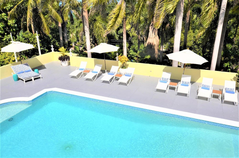 Summerhill, 8BR by Jamaican Treasures