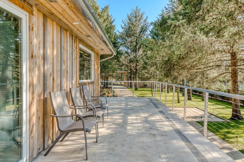 Boutique Cabin on Manicured Acre Hot tub Path to Beach Wifi 200 10