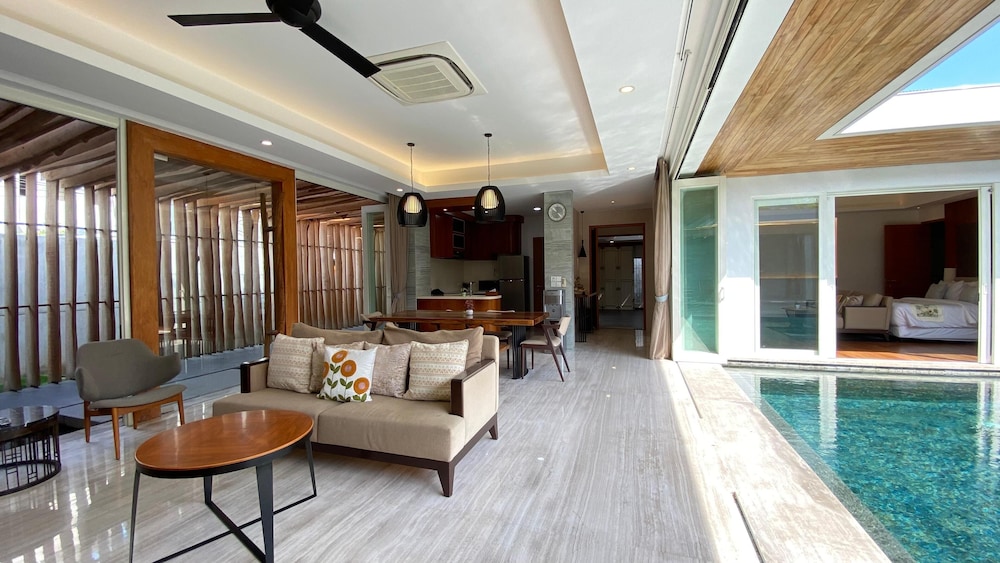 YY Villa Big Pool & Parking in Seminyak