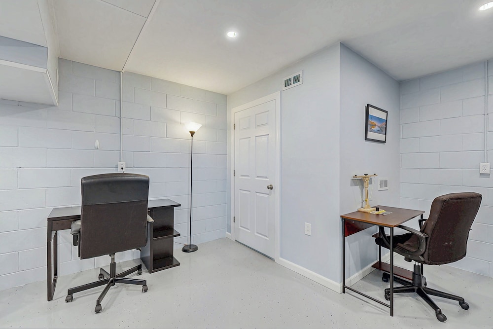 Charming 3BR Home w/ Lake Access & Pool Table