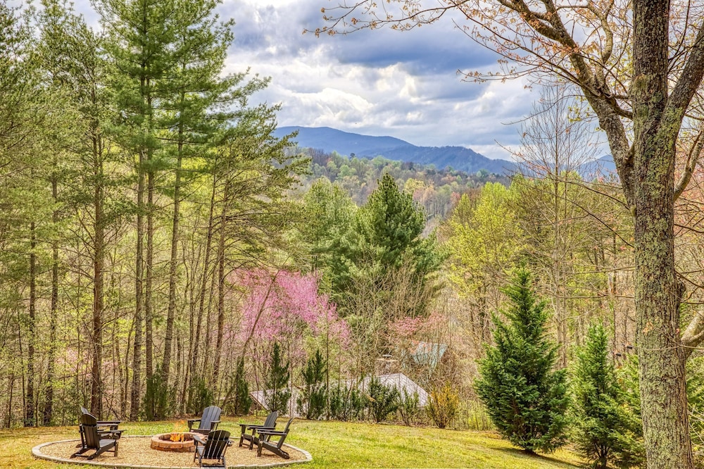 Fantastic Pet Friendly Cabin Hot Tub Fire Pit