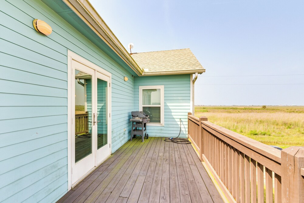 Canal-front Coastal Getaway in Gilchrist w/ Deck
