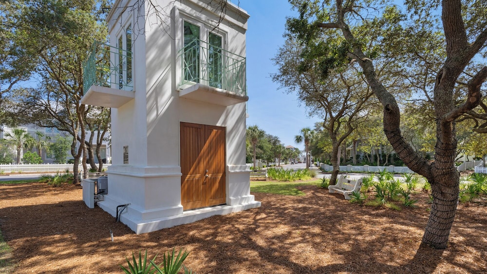 Lakefront Haven in Carillon Beach