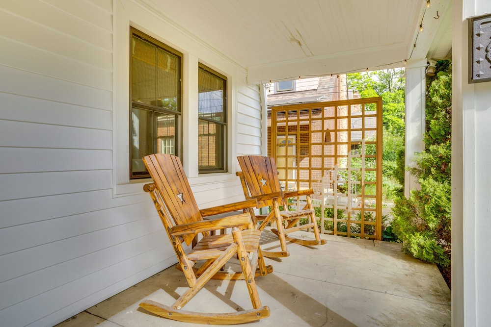 Charming Louisville Retreat w/ Patio & Fireplace!
