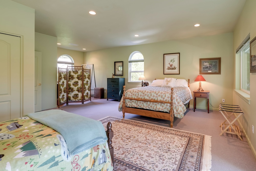 Prime Mckenzie River Gem: Sunroom + Views!