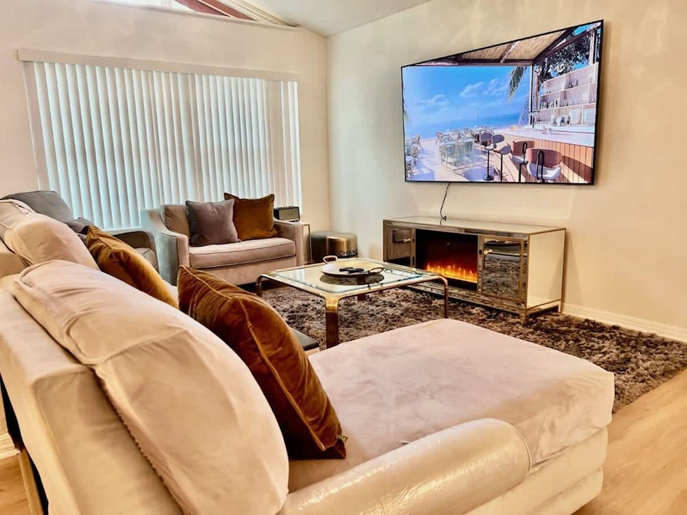 Luxurious Gem Near Disney Workspace Movie Room