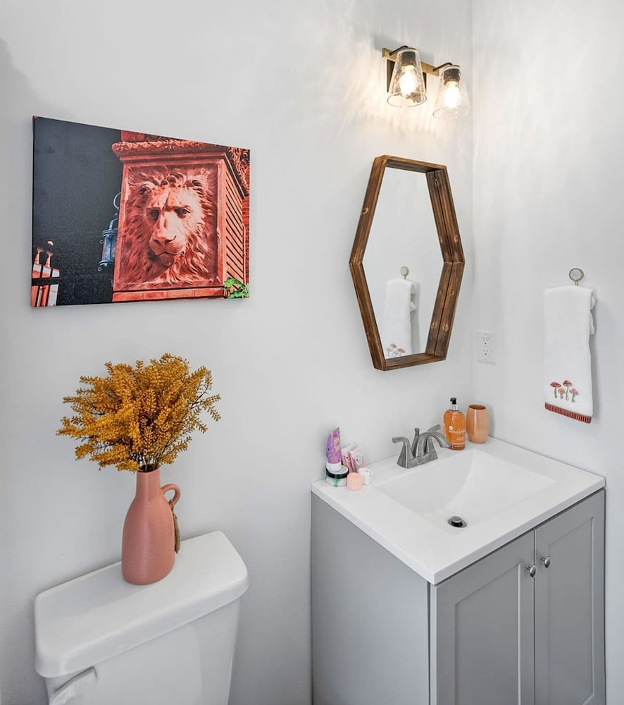 Newly Renovated Whimsical Cottage 2 Beds Hot Tub