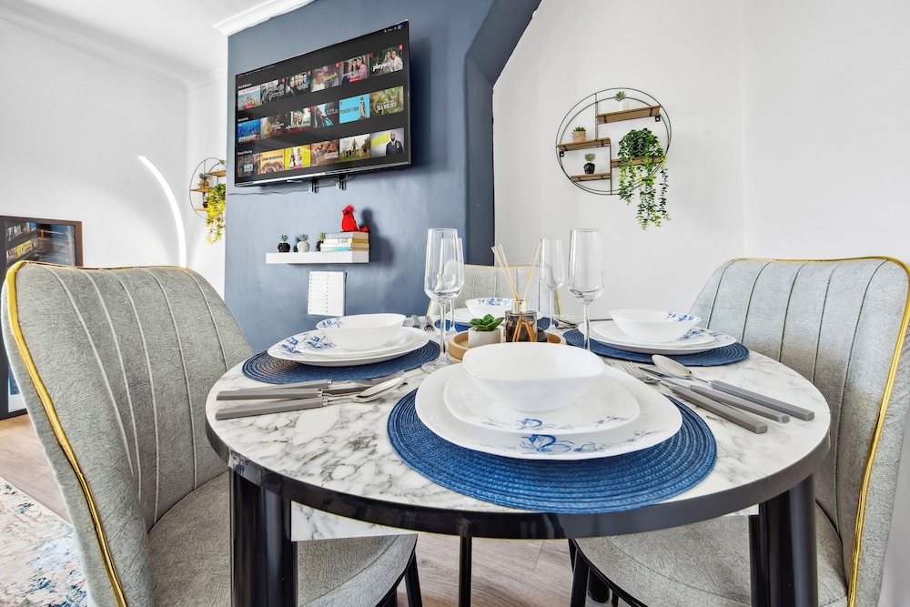 Modern 2-Bed Apartment Sleeps 7