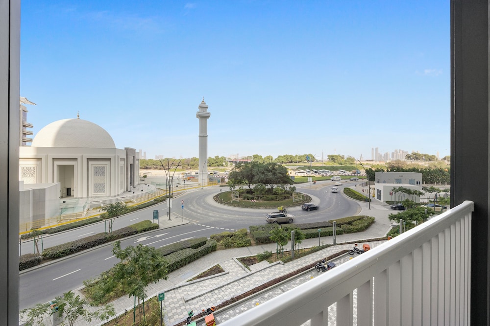 Modern 1BR with Balcony Sobha Hartland
