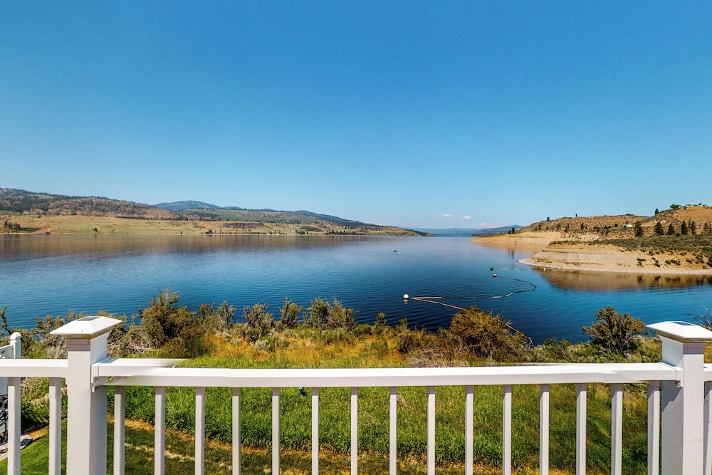 Paradise Point: Lakefront Escape w/ Views