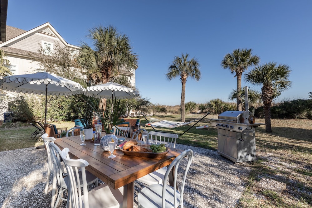 Sandpiper by Avantstay Gorgeous Beachside Home w Spacious Yard Chic Design