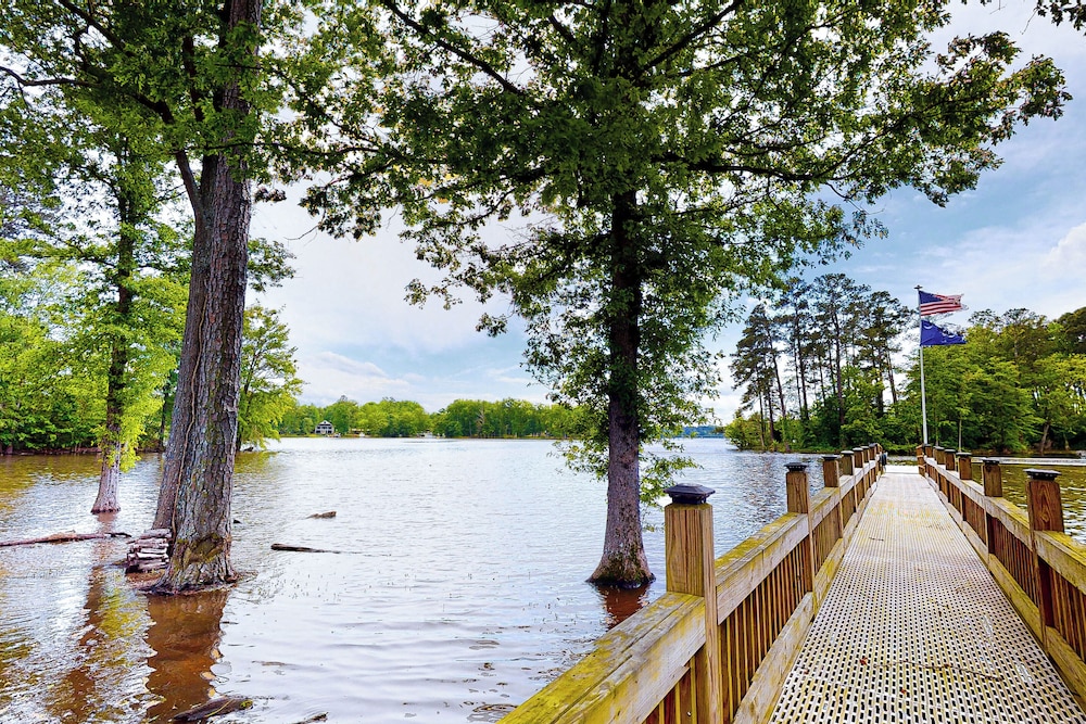Large 3BR Lakefront Lake Murray Home w/ Dock