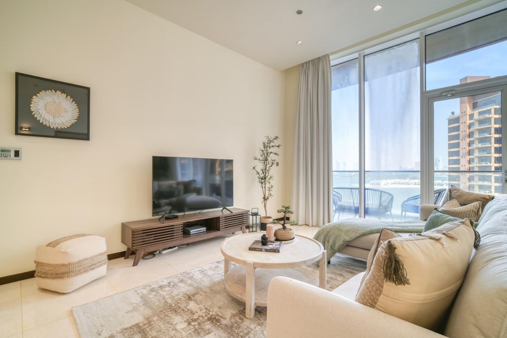 Splendid Sea View Apartment on Palm Jumeirah