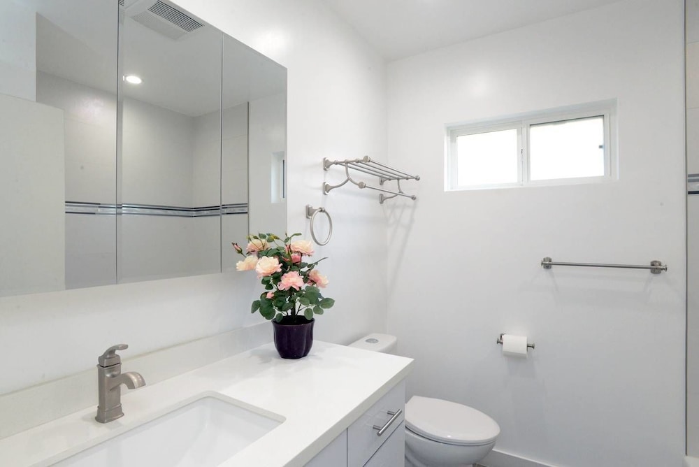 North Hollywood Vacations - Bright Spacious Family House Near Universal Studios - Property Image 11
