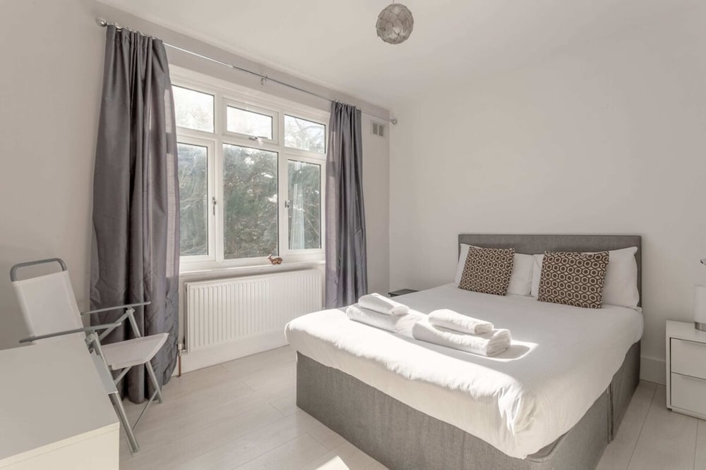 Modern 2 Bedroom Apartment in Morden