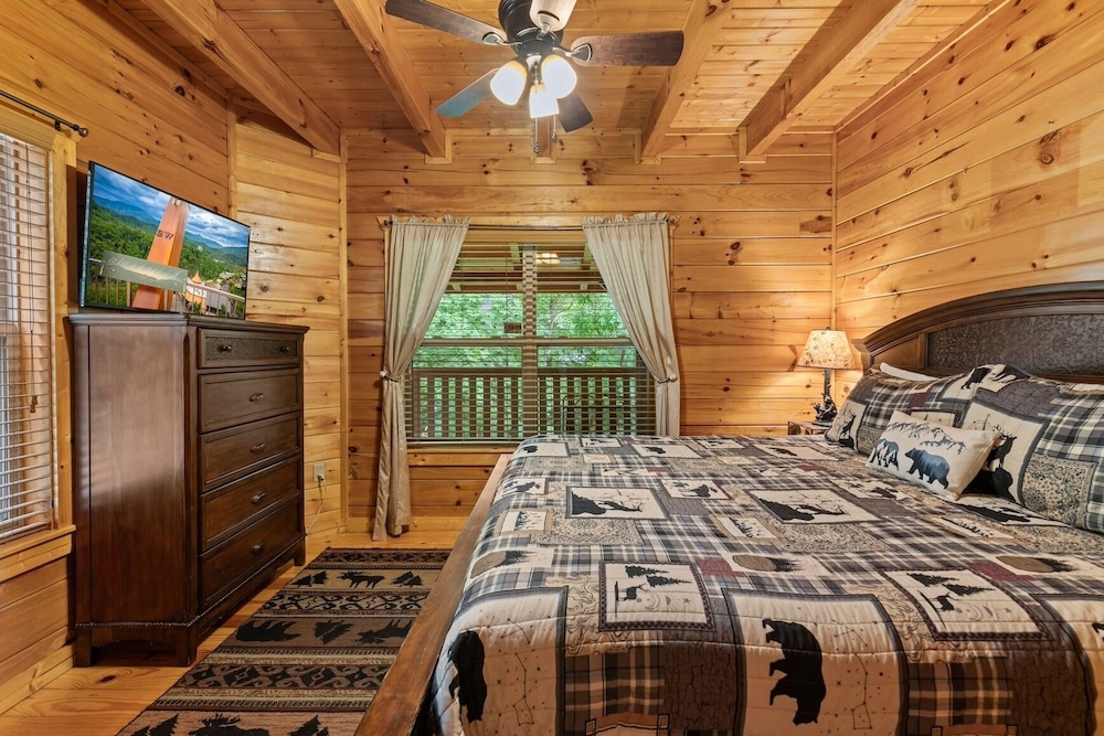 Triple Mountain View Stunning 4 BDR Cabin w/ Private Hot Tub, Game Room
