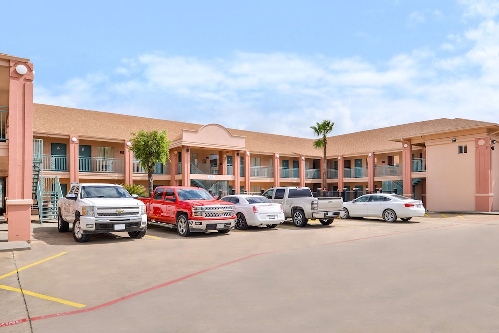 Americas Best Value Inn Clute Lake Jackson - Property Image 2