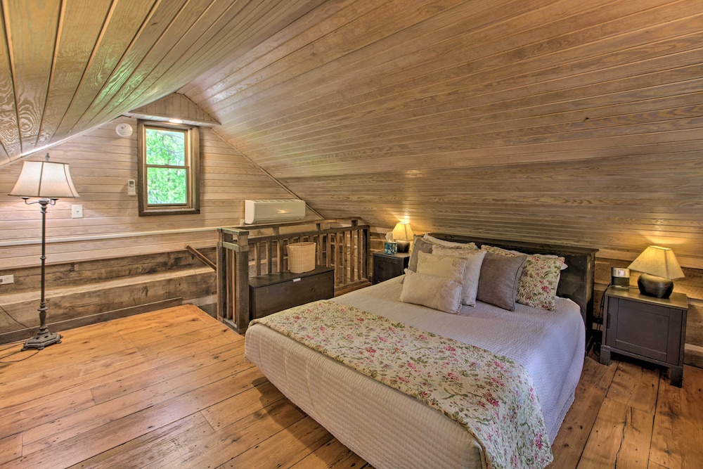 Romantic Log Cabin Escape on Delfosse Winery! view 3