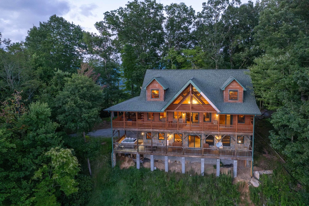 Luxury 4200 Sqft Log Cabin on 50 Acres Sleeps 16