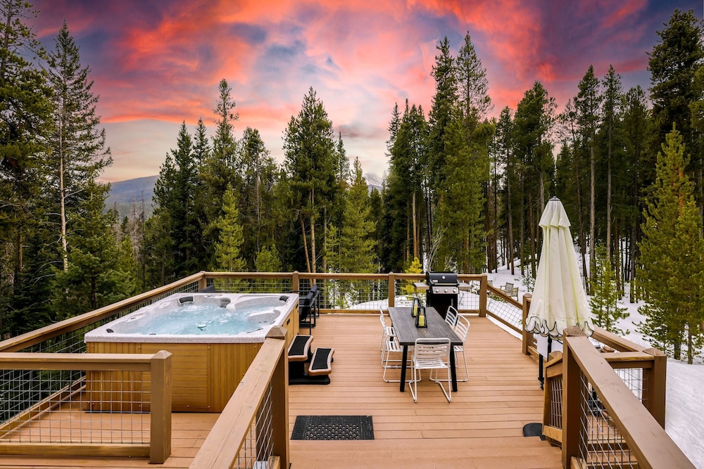 Treehouse by Avantstay Secluded Mountain Cabin w Views Hot Tub Treehouse