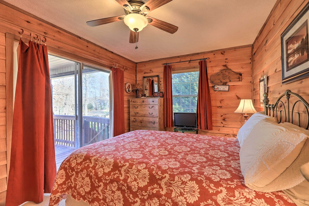 Milledgeville Vacations - Lakefront Sparta Cottage w/ Decks  Boat Dock - Property Image 4