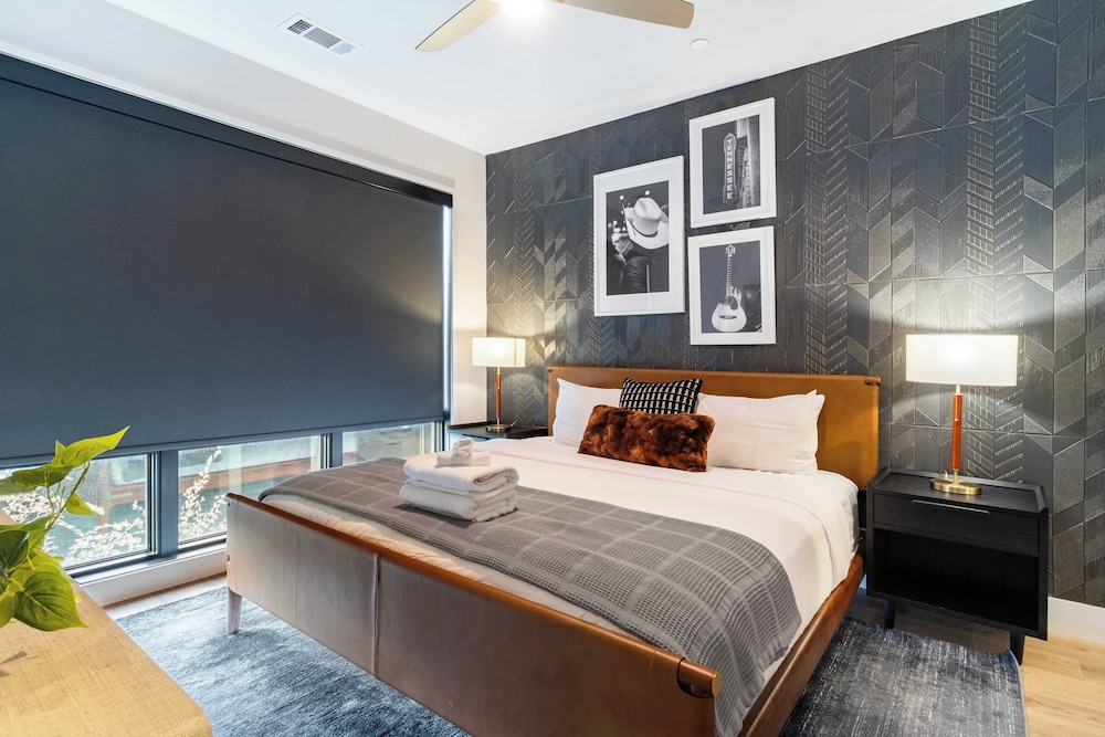 Sleeps 24 4 Modern Midtown Apartments w/ Gym + Pool Walkable to Shops & Eats