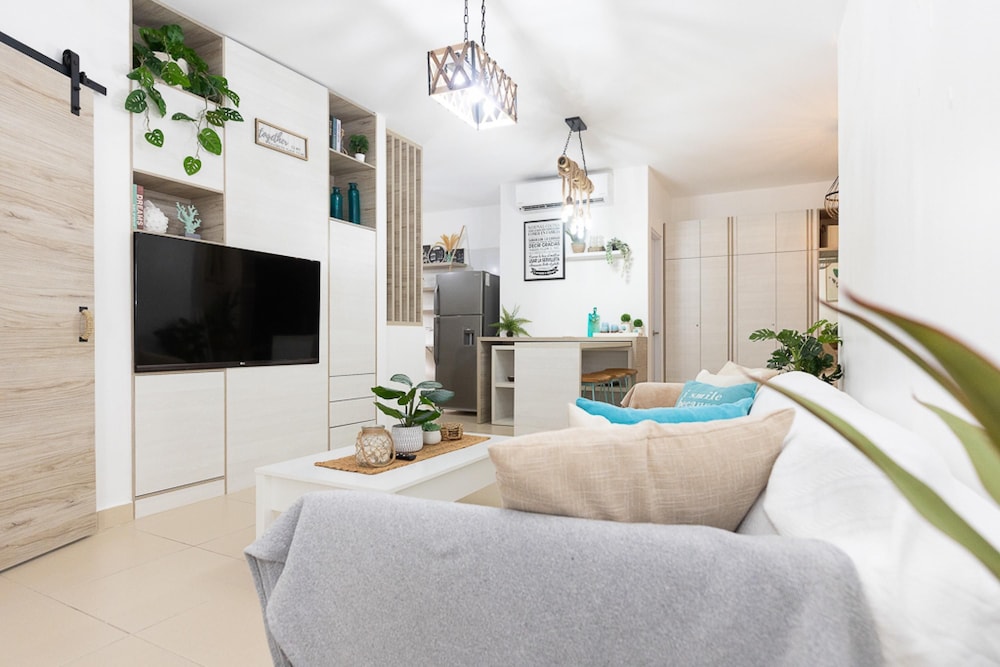 The Farallon Beach Condo by Acomodo