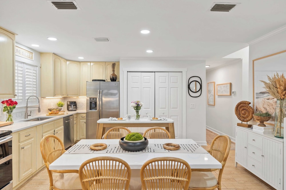 Newly Renovated! 2-min Walk to the Beach The Coastal Cottage by Avantstay