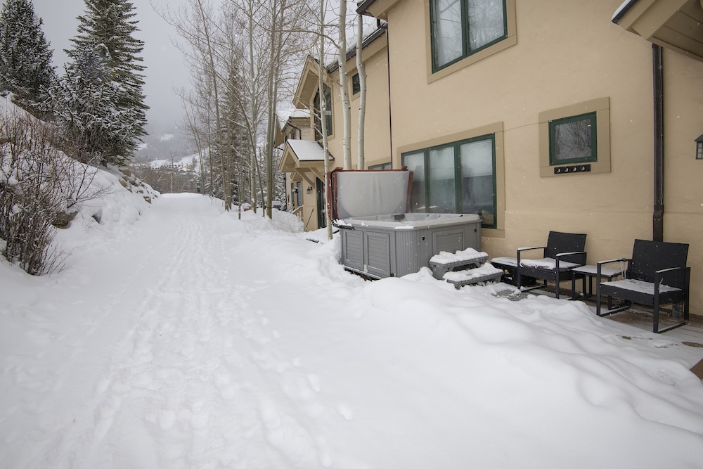 Ski In Ski Out Townhome in Rocky Mountain Access to Elkhorn Chairlift by RedAwning