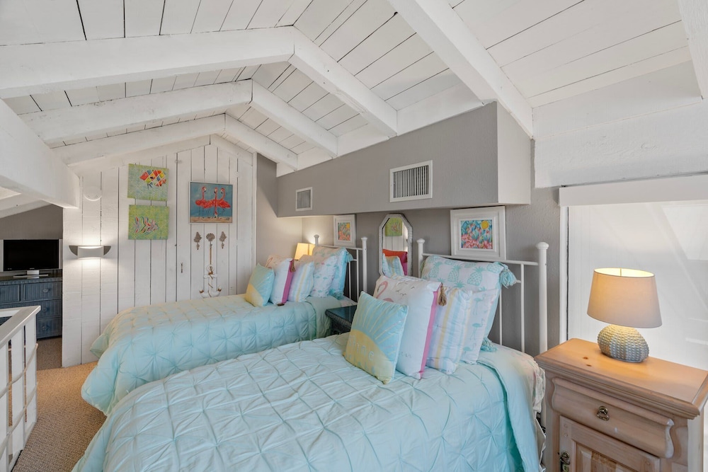 Lakeside Condo Retreat in Horseshoe Bay