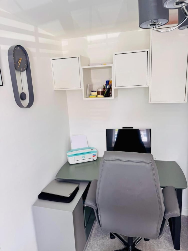 High END Spacious 4 Bed House - Free Parking