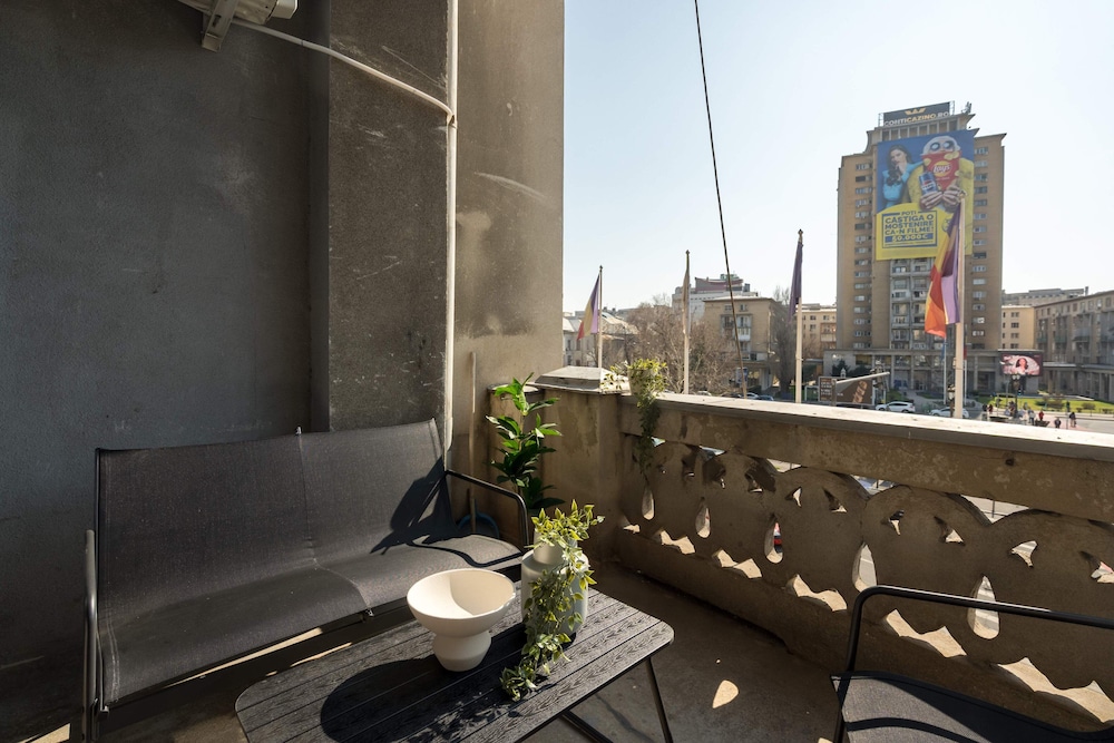 Calea 3BR Victoriei Stunner - Two Living Rooms - Balconies on the Avenue