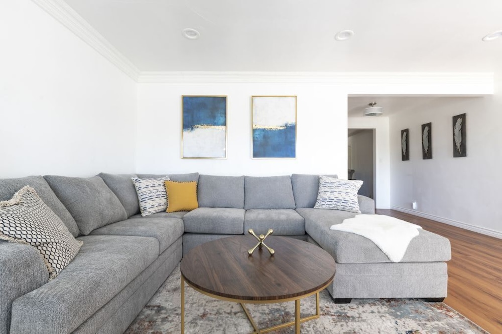 Charming Spacious Home - Modern Comforts, Prime Location