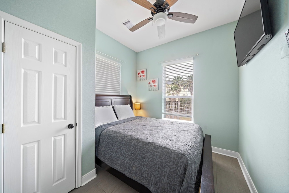 Sunny Beach House by Ryson Vacation Rentals
