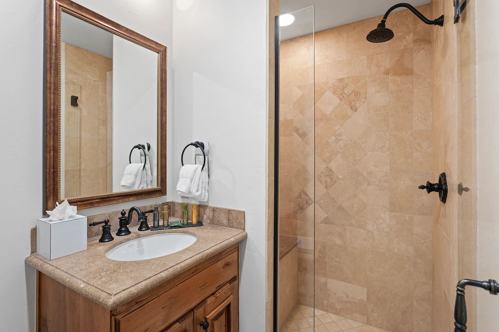 Grand Lodge - Four Bedroom #306 - Ski-in/ski-out 4 Condo