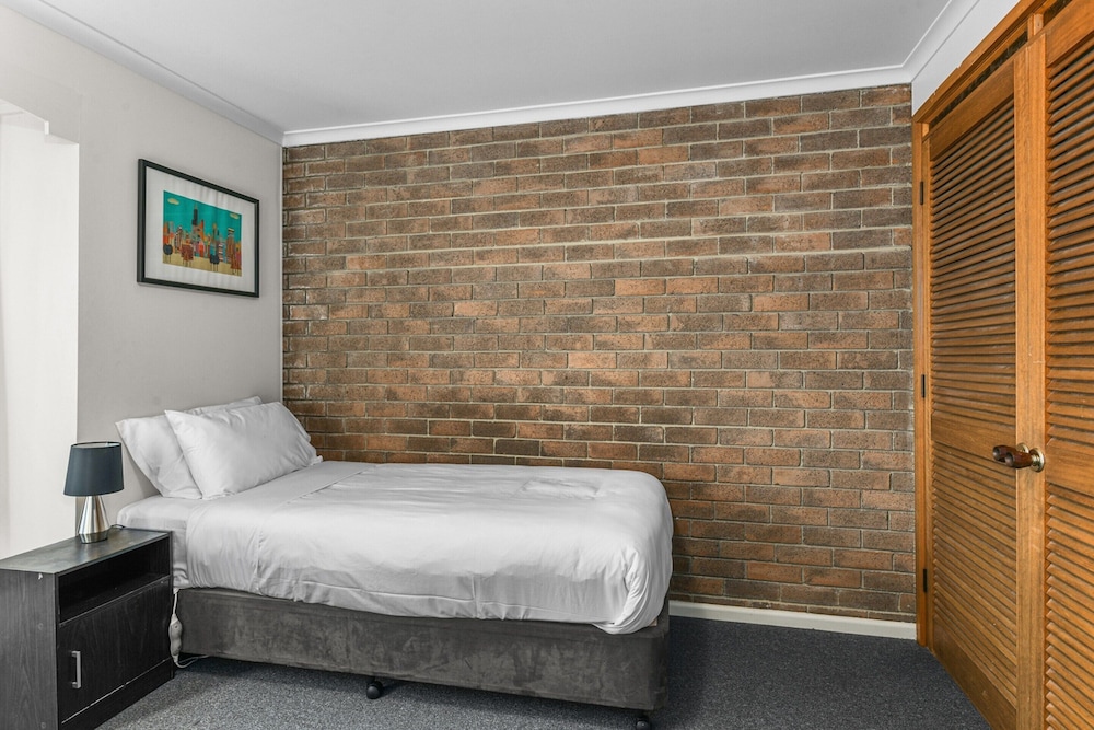 2-bed Townhouse Retreat in Sandy Bay With Parking