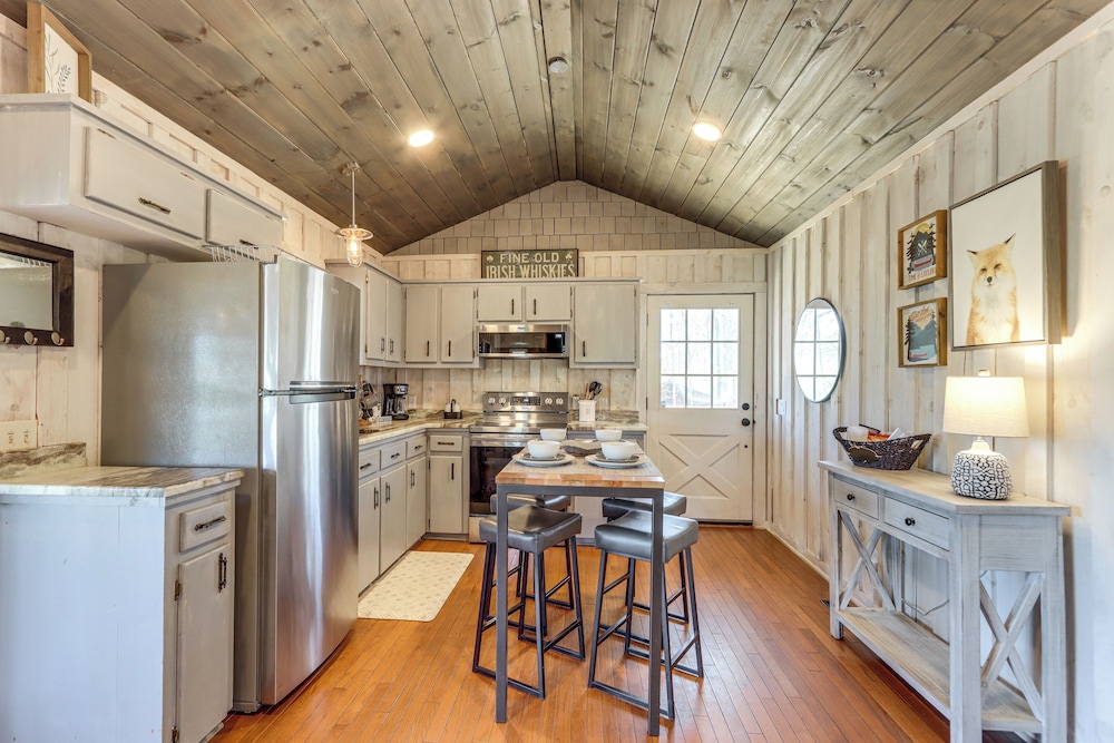 3 Mi to Dtwn: Blue Ridge Cabin w/ Hot Tub & Views