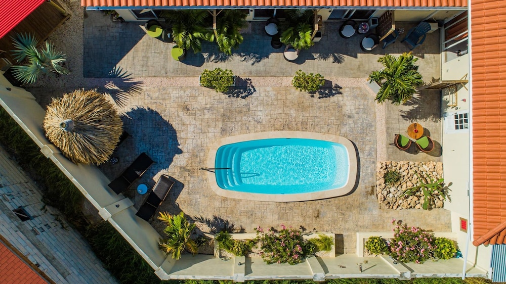 Poolside 1-bed Near Palm Beach