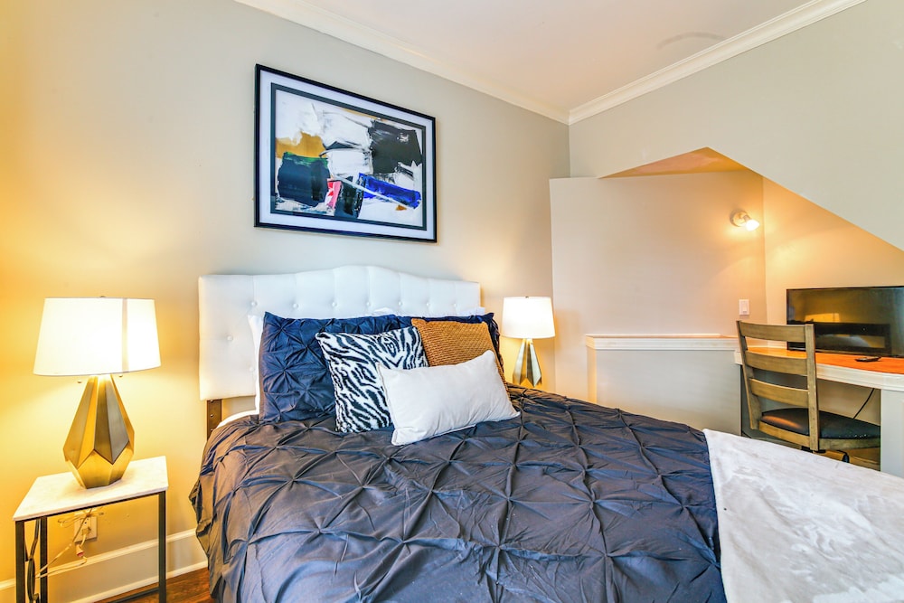 2 Mi to Memphis Zoo: Charming Home w/ Private Yard