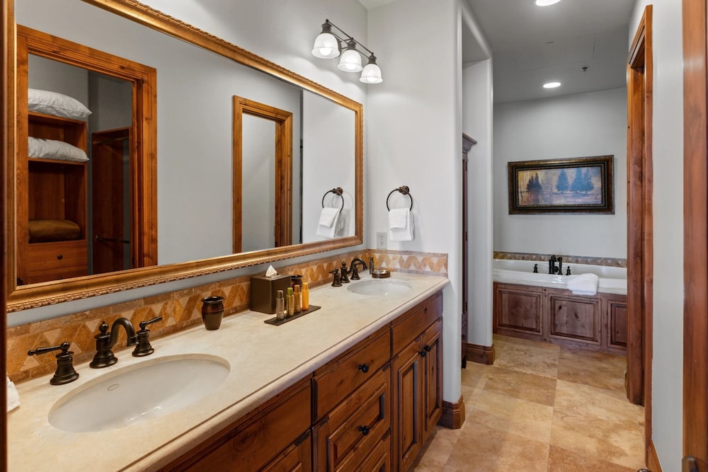 Grand Lodge - 3 Bedroom Deluxe #206 - Ski-in/out 3 Condo